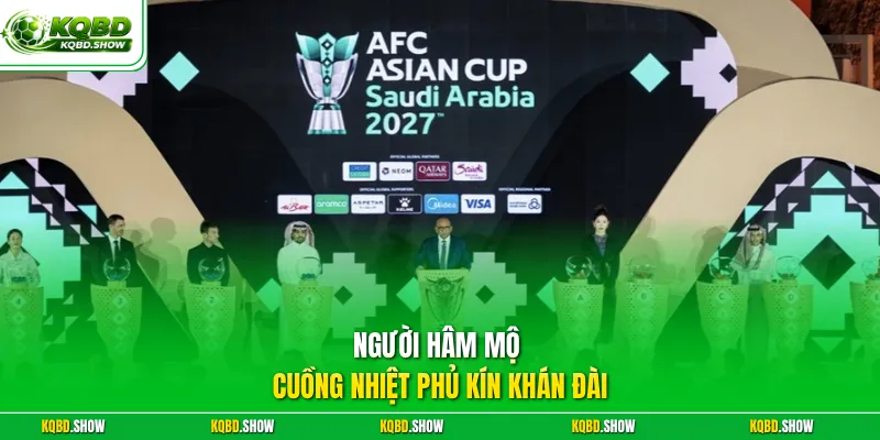 Người hâm mộ cuồng nhiệt phủ kín khán đài